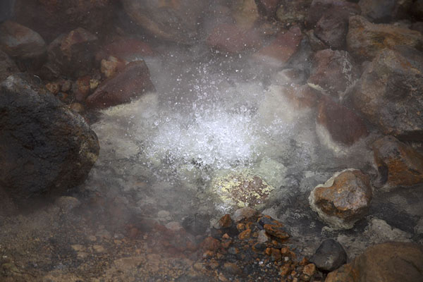 Photo de Boiling water coming out of a geyserMutnovsky Valley of Geysers - Russie