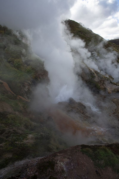 Photo de The Big Geyser, one of the largest geyser of the Valley of Geysers, eruptingVallÃ©e des Geysers - Russie