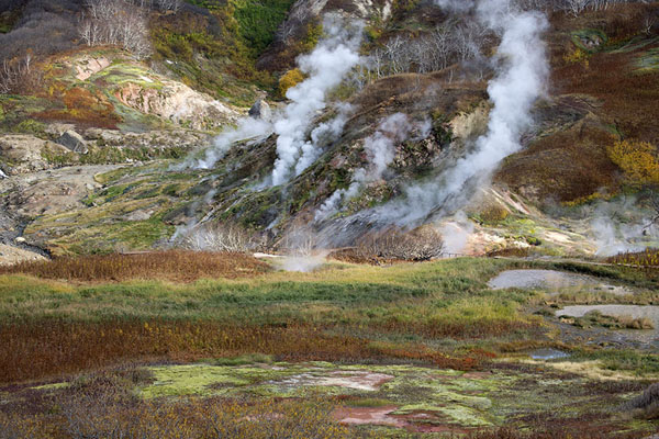Photo de Steam erupting from the ground in the Valley of GeysersVallÃ©e des Geysers - Russie