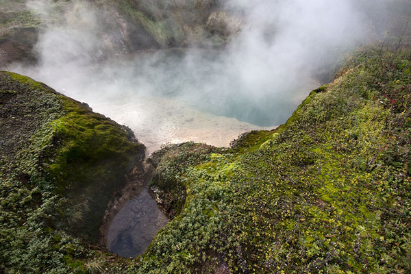Photo de Pool with blue water in the Valley of GeysersVallÃ©e des Geysers - Russie