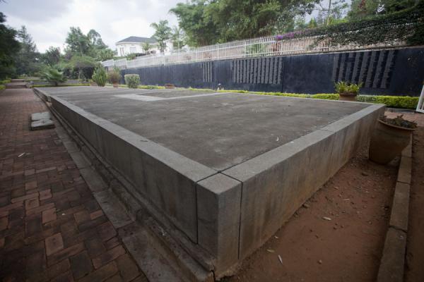 The burial site with the long wall partly covered with names | Kigali Genocide Memorial Centre | Ruanda