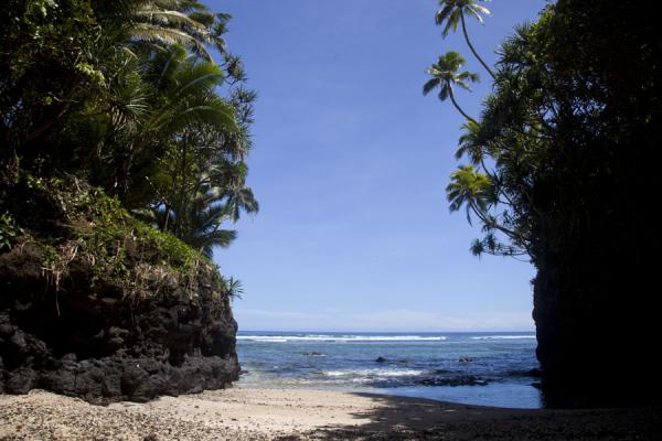 Narrow beach of To Sua | To Sua trench | Samoa