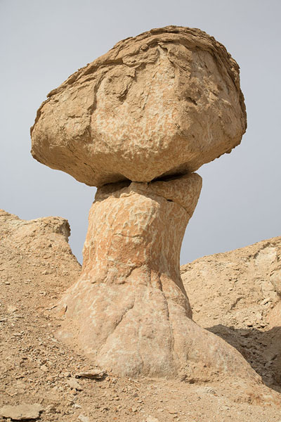 Foto di Boulder resting on a pillar on Qara mountainAl Hofuf - Arabia Saudita