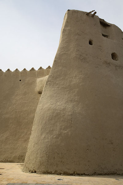 Foto di Tower and crenellated wall of Qasr IbrahimAl Hofuf - Arabia Saudita