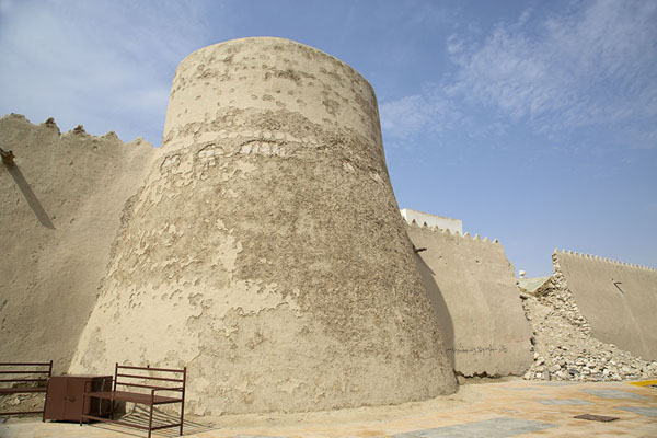 Foto di Tower and partly collapsed wall of Qasr IbrahimAl Hofuf - Arabia Saudita