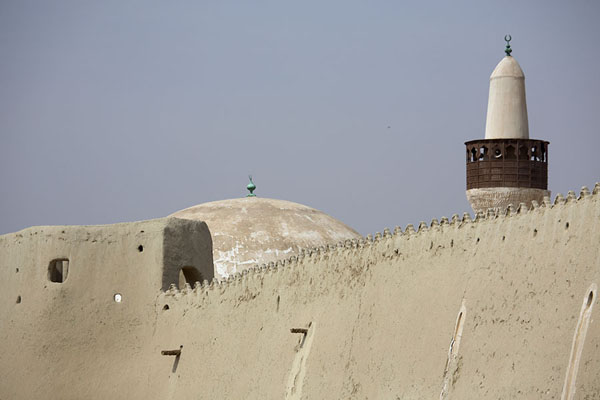 Foto di The minaret and dome of Quba mosque rising just above the wall of Qasr IbrahimAl Hofuf - Arabia Saudita