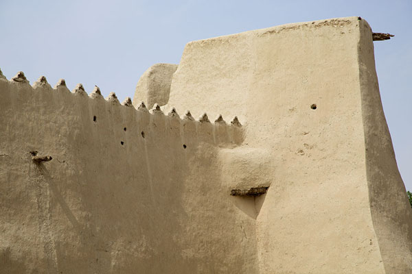 Foto di The crenellated wall of Qasr Ibrahim with square towerAl Hofuf - Arabia Saudita