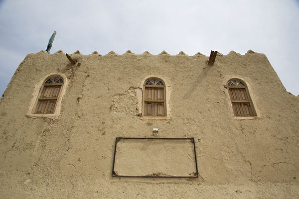 Foto di Looking up a building on the west wall of Qasr IbrahimAl Hofuf - Arabia Saudita