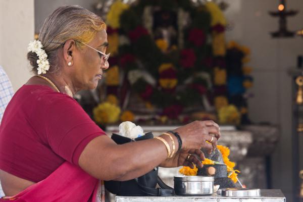 Woman performing religious rituals at Sri Mariamman temple | Stazione Centrale di Milano | Italia