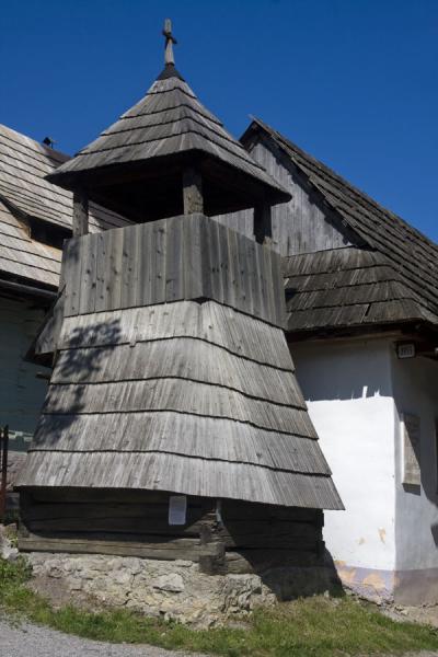 Wooden structure on the main street of Vlkolínec | Caminata Cervino | Suiza