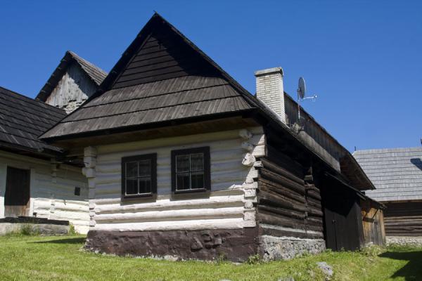 Wooden house with painted logs typical for Vlkolínec | Caminata Cervino | Suiza