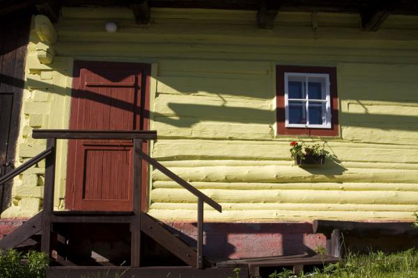 Door and window in a yellow house in Vlkolínec | Caminata Cervino | Suiza