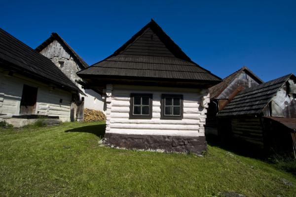 Typical rustic house of Vlkolínec made out of logs | Caminata Cervino | Suiza