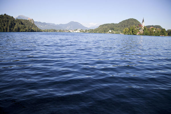 Lake Bled with island and castle seen from the southern shore | Meer van Bled | SloveniÃ«