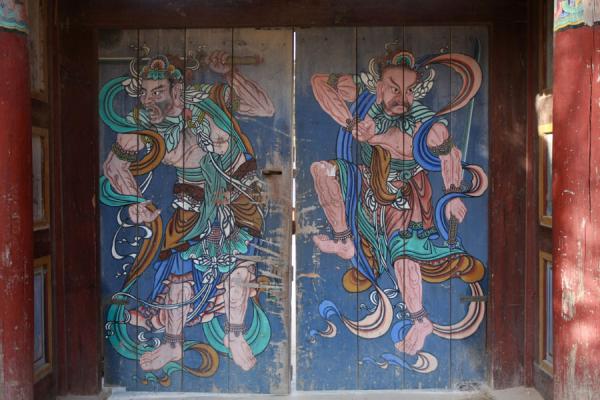 Figures painted on blue wooden doors at Bulguksa | Bulguksa | CorÃ©e du Sud