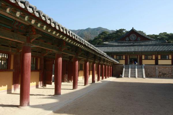 Courtyard with columns at Bulguksa | Bulguksa | CorÃ©e du Sud