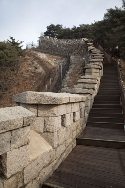 Looking up the city wall above Changuimun Gate | Muraglia della cittÃ  del Monte Bugaksan | Corea del Sud