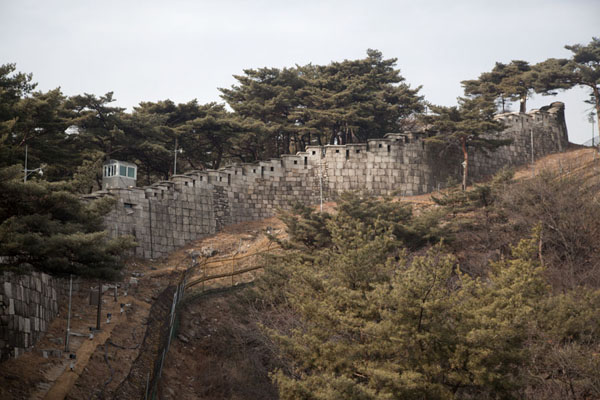 The city wall with fence leading up towards Gokjang | Muraglia della cittÃ  del Monte Bugaksan | Corea del Sud
