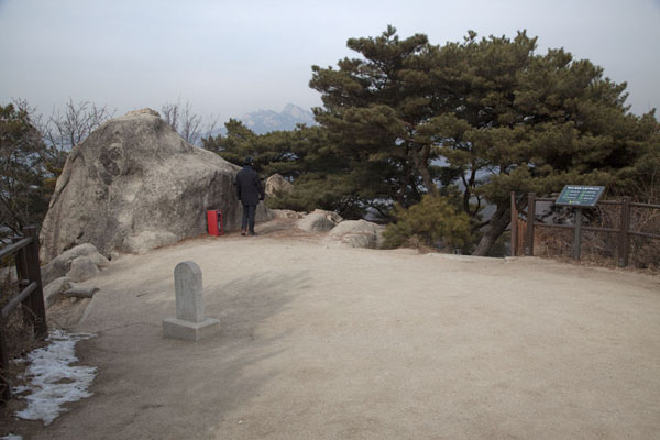 The summit of Mount Bugaksan with one of the many black-dressed military staff | Muraglia della cittÃ  del Monte Bugaksan | Corea del Sud