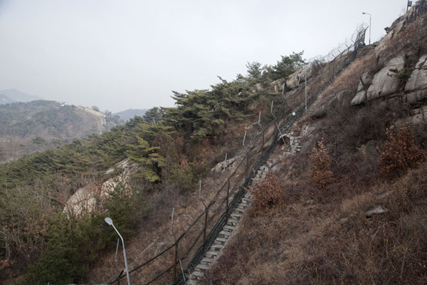 Fence with lanterns below Mount Bugaksan | Muraglia della cittÃ  del Monte Bugaksan | Corea del Sud