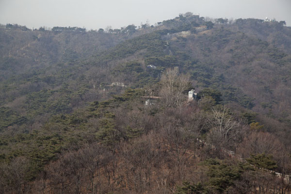 Foto de Looking over the city wall towards GokjangSeÃºl - Corea del Sur