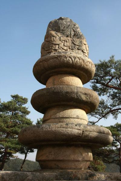 Photo de Seated Buddha without head on three-wheeled pedestal at YongjangsaGyeongju - CorÃ©e du Sud