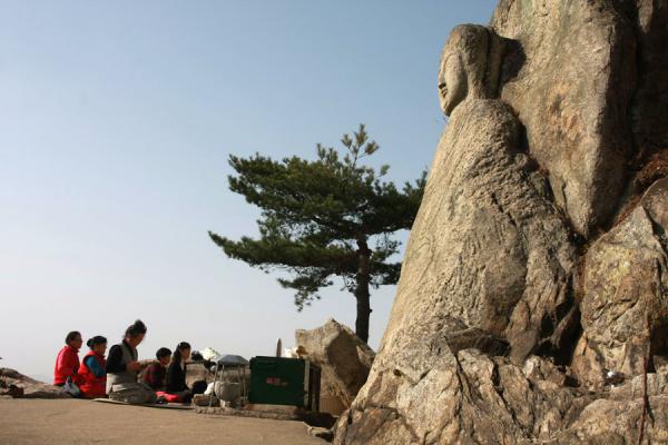 Photo de Korean women praying in front of Sakyamuni carved out in the rocks of NamsanGyeongju - CorÃ©e du Sud