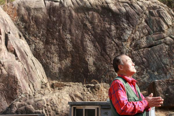 Photo de Korean praying in front of Buddhist rock carvings at YukjonbulGyeongju - CorÃ©e du Sud