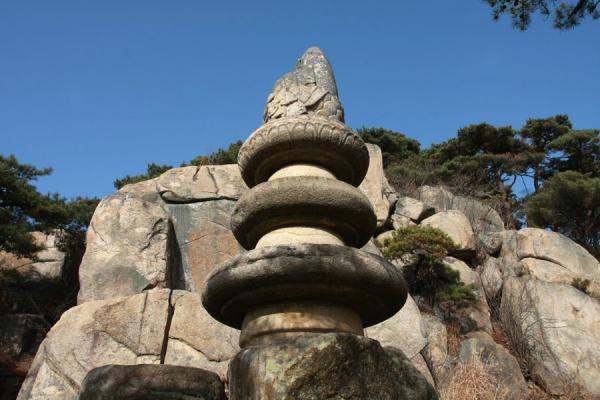 Photo de Seated Buddha statue, missing its head, on three-wheel pedestal at Yongjangsa siteGyeongju - CorÃ©e du Sud