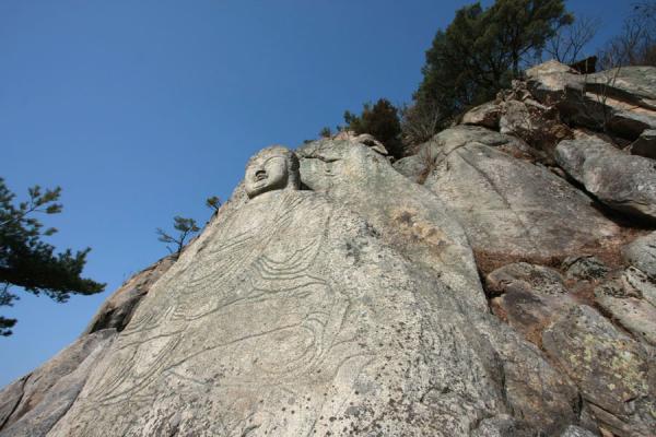 Photo de Seated Sakyamuni carved out on a rock surface facing Geomobong mountainGyeongju - CorÃ©e du Sud