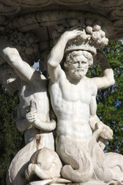 Close-up of a statue of the Fuente de las Conchas fountain | Campo del Moro | Spagna
