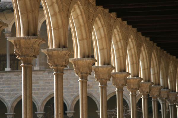 Arches in the inner courtyard of Pedralbes monastery | MonastÃ¨re Pedralbes | l'Espagne
