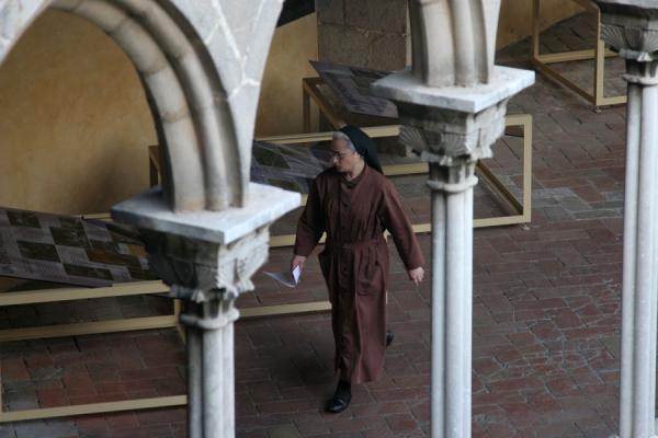Photo de Nun walking under the arches of Pedralbes monasteryMonastÃ¨re Pedralbes - l'Espagne