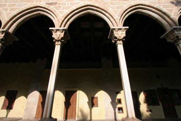 Photo de Arches and shadows of arches seen from the inner courtyard of PedralbesMonastÃ¨re Pedralbes - l'Espagne