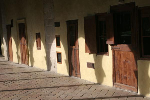 Photo de Sunlight falling on the doors of the Pedralbes monasteryMonastÃ¨re Pedralbes - l'Espagne