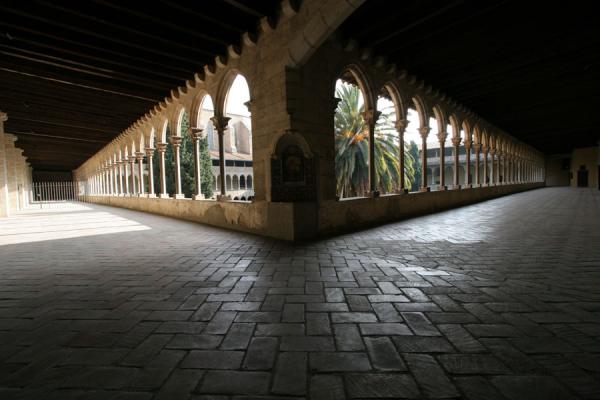 Photo de Arches leading to the inner courtyard of Pedralbes monasteryMonastÃ¨re Pedralbes - l'Espagne
