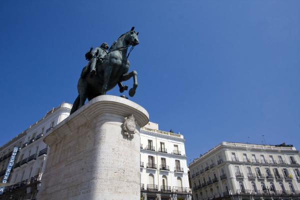 Statue of King Charles III right in the middle of Puerta del Sol | Puerta del Sol | Spagna