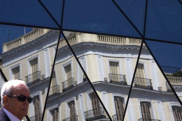 Reflection of typical building reflected in Sol subway station | Puerta del Sol | Spagna