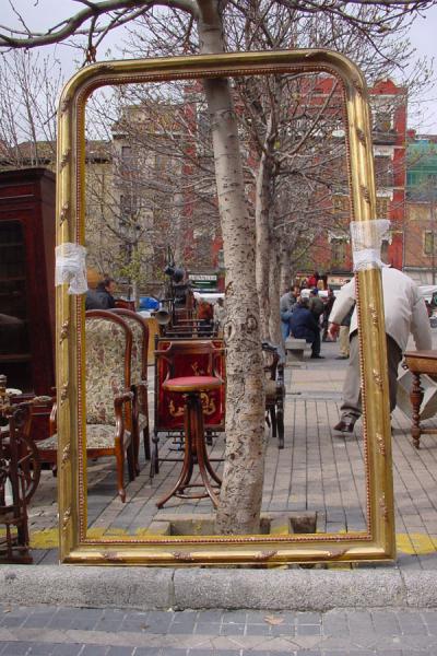 Who would like to get framed here?, Spain