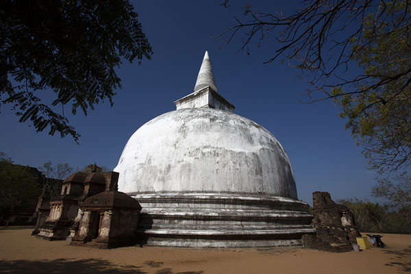 Kiri Vihara dagoba, which was found white even after 700 years under the jungle | Ancient City of Polonnaruwa | Sri Lanka