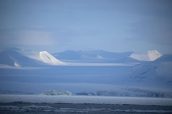 Glacier and mountains rising from Storefjorden near Mohnbukta | Mohnbukta | 