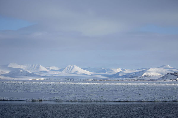 Landscape of snowy mountains and glaciers rising from Storefjorden | Mohnbukta | 