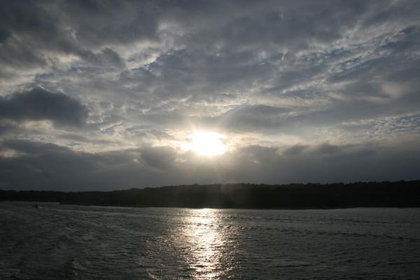 Foto di Sun peeking through the clouds above Gothenburg archipelagoArcipelago di Gothenburg - Svezia