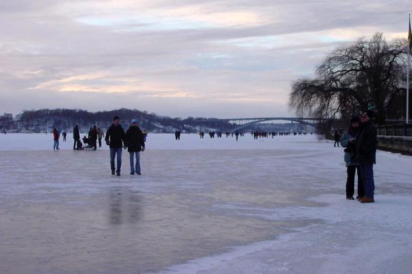 Foto van Walking on Riddarfjärden with Västerbron in a distanceStockholm - Zweden