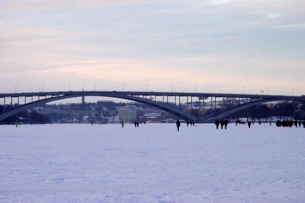 Foto van Västerbron over the iceStockholm - Zweden