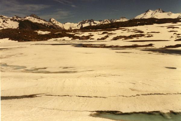 Icy lake on top of the Grimsel pass | Cyclisme de Montagne | la Suisse
