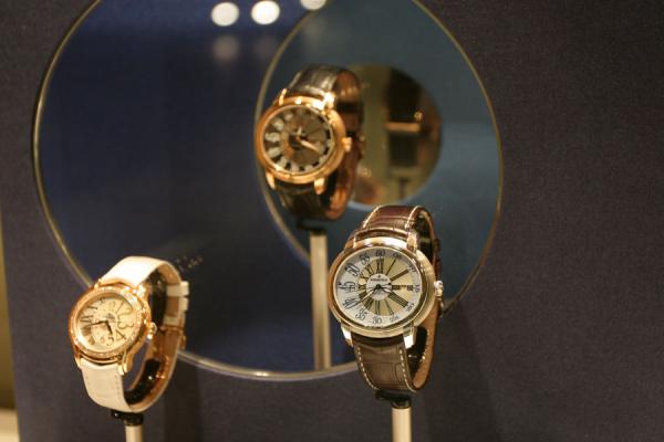 Foto van Watches on display in window in GenevaGenÃ¨ve - Zwitserland