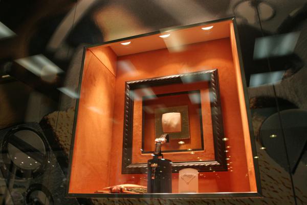 Foto van Solitary watch on display in window in shop in GenevaGenÃ¨ve - Zwitserland