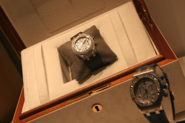 Foto van Watches trying to get the attention of the buyer in GenevaGenÃ¨ve - Zwitserland