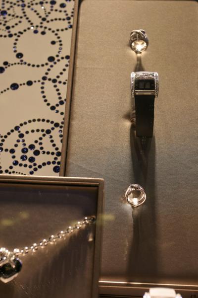 Foto van Expensive ladies watch on display in windowGenÃ¨ve - Zwitserland